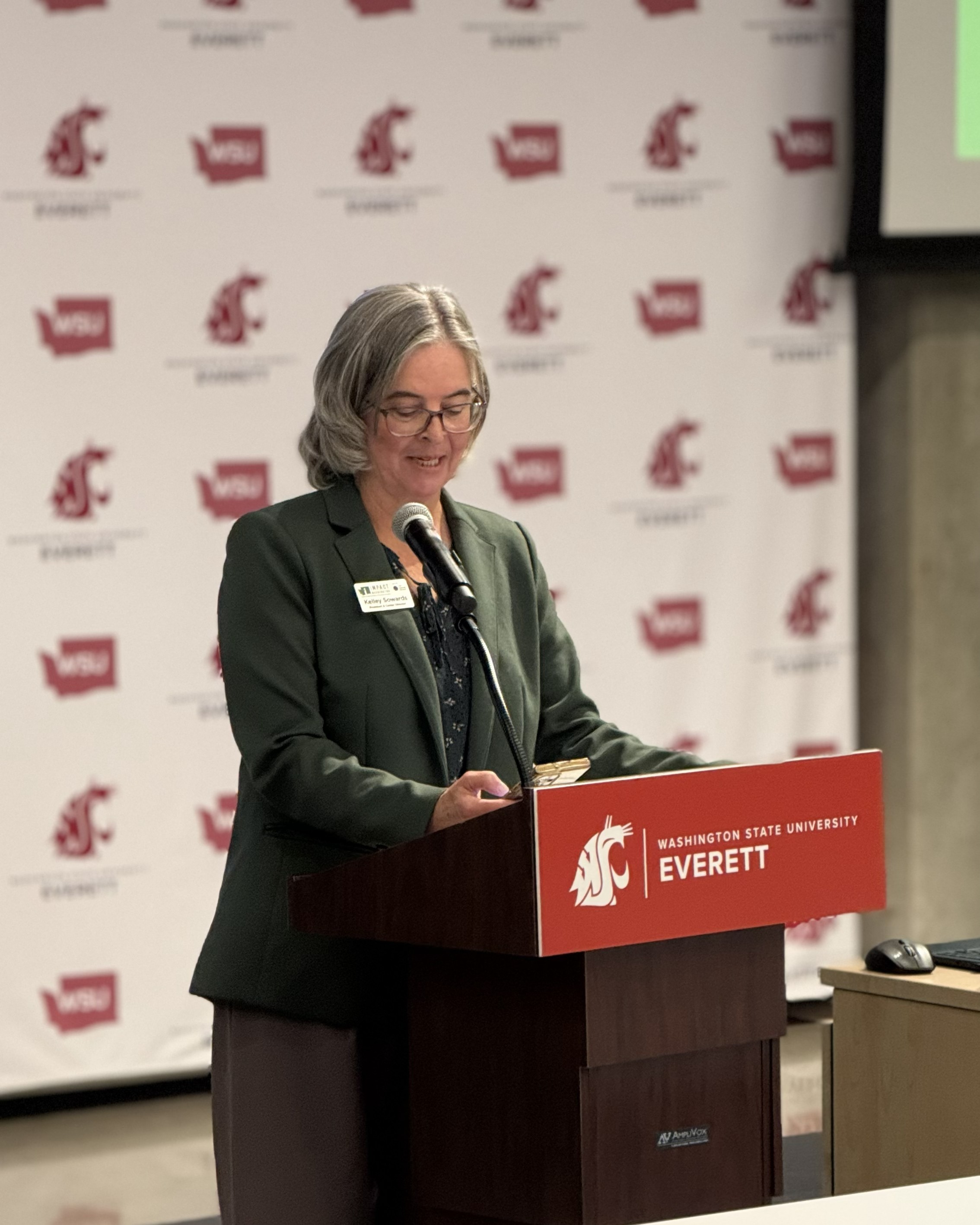 Kelley Sowards welcomes attendees.